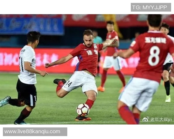 2014年建业与富力激战回顾球场上的精彩瞬间与战术分析